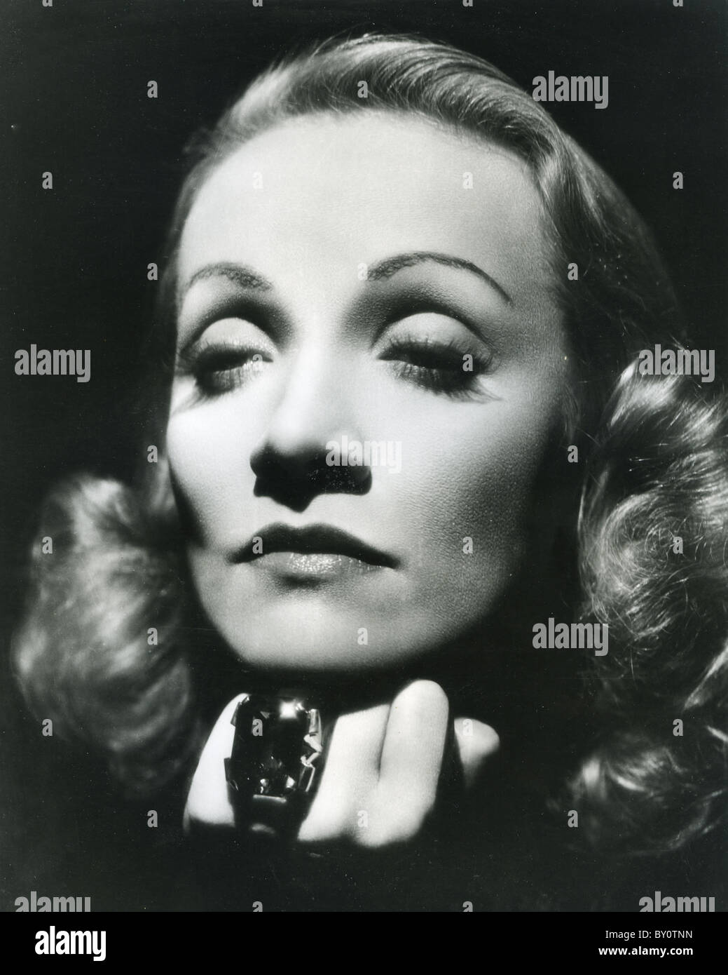 MARLENE DIETRICH (1901-1992) tedesco-nato film attrice e cantante circa 1945 Foto Stock