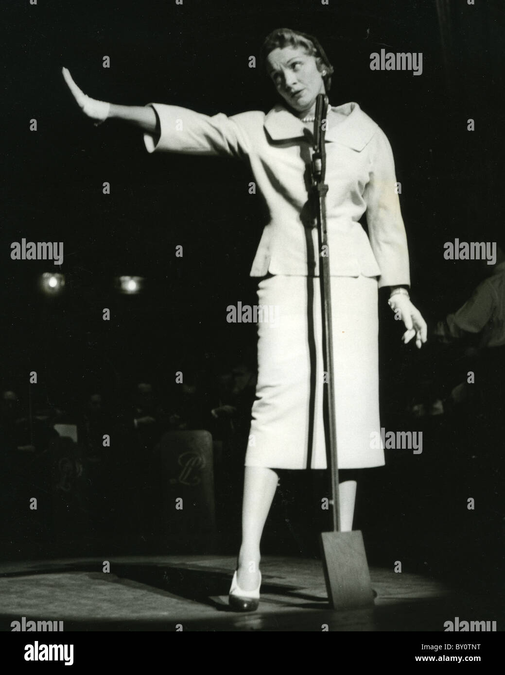 MARLENE DIETRICH (1901-1992) ripassando per il Royal Show di varietà al London Palladium nel 1963 Foto Stock