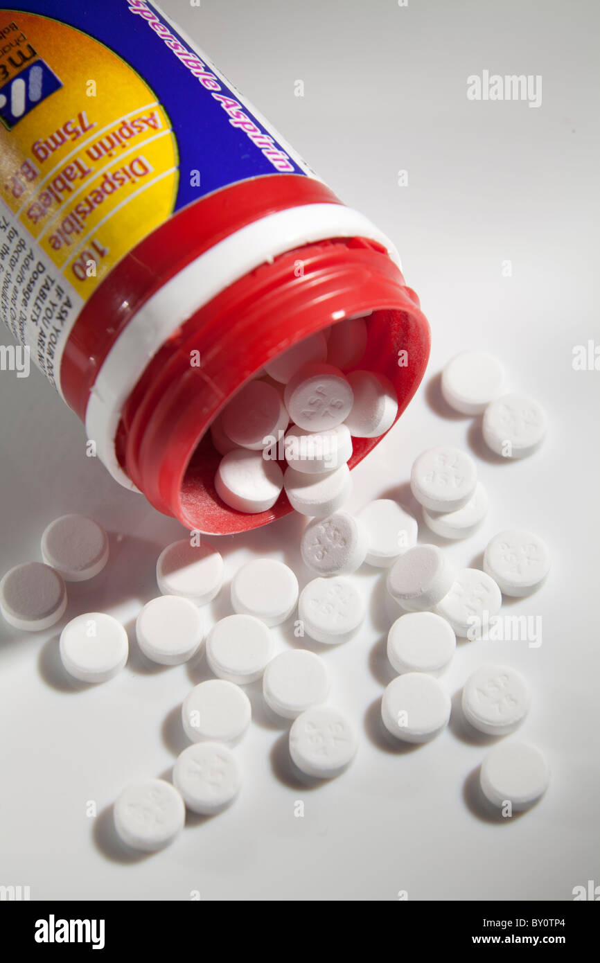 La bassa dose di 75g di aspirina pillole intorno al contenitore aperto Foto Stock