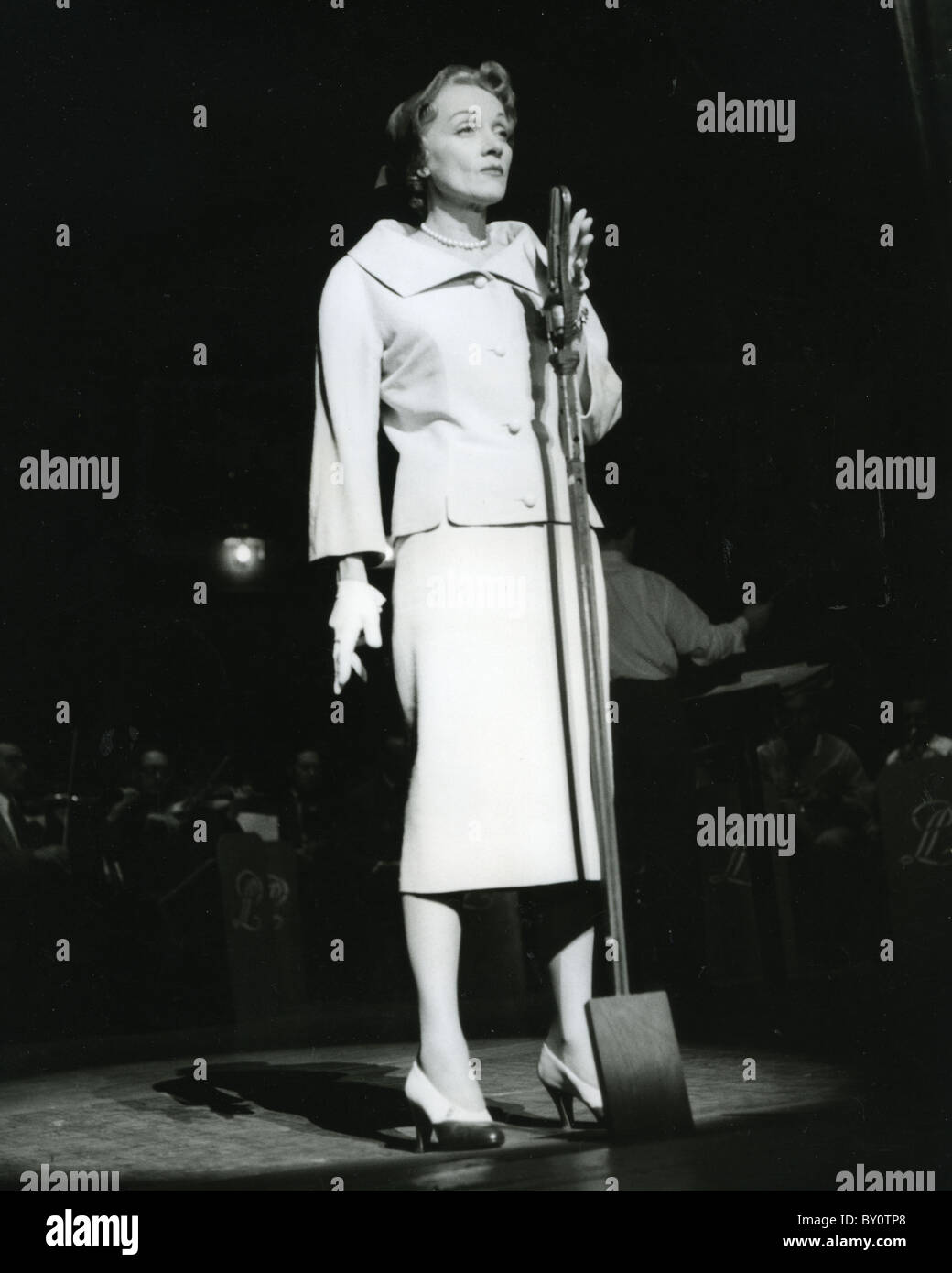 MARLENE DIETRICH (1901-1992) ripassando per il Royal Show di varietà al London Palladium nel 1963 Foto Stock