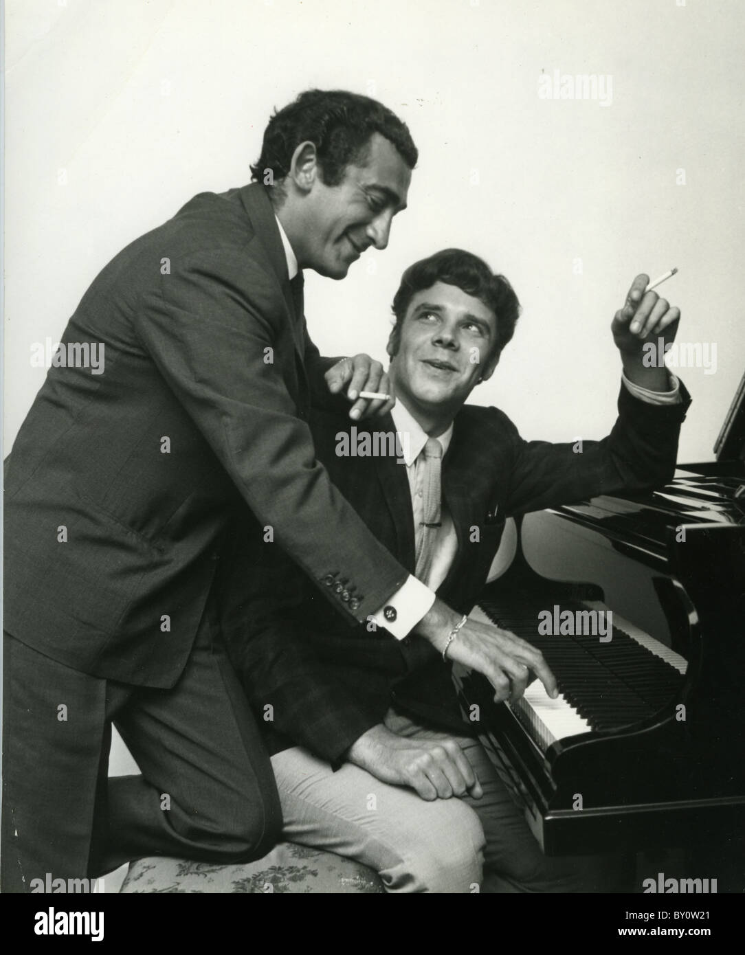 MARTY WILDE UK cantante pop al pianoforte con il compositore di musical di Lionel Bart Foto Stock