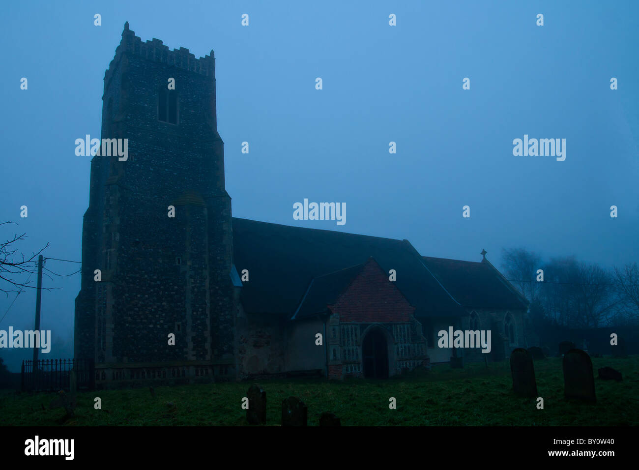 St Botolph chiesa in Iken su un nebbioso inverno di giorno Foto Stock