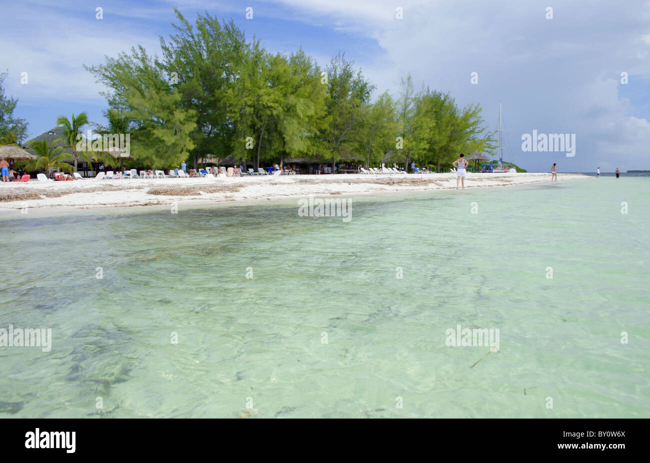 Spiaggia di sabbia bianca e crystal clear ocean, Cayo Blanco, isola cubana, dei Caraibi Foto Stock