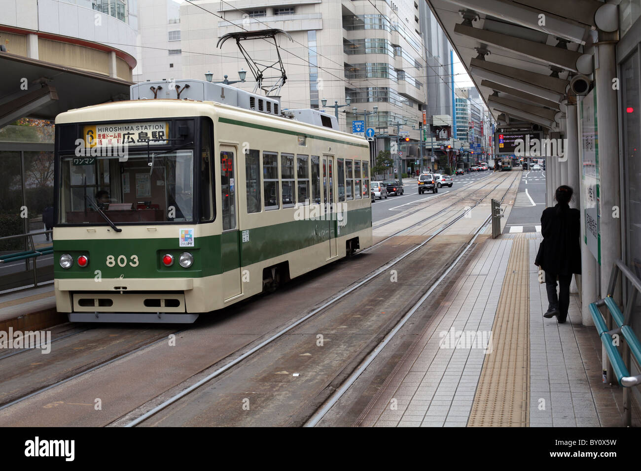 La fermata del tram nel centro di Hiroshima, Western Honshu, Giappone. Foto Stock