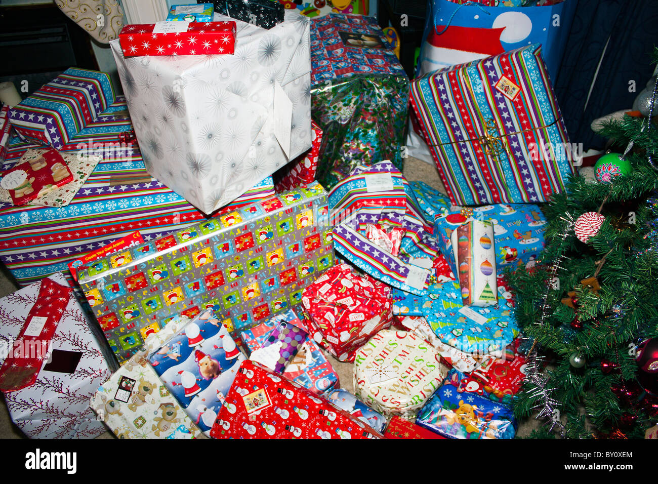 Una grande selezione di colorate confezionate singolarmente i regali di Natale da Santa pronto per aprire il giorno di Natale. Foto Stock