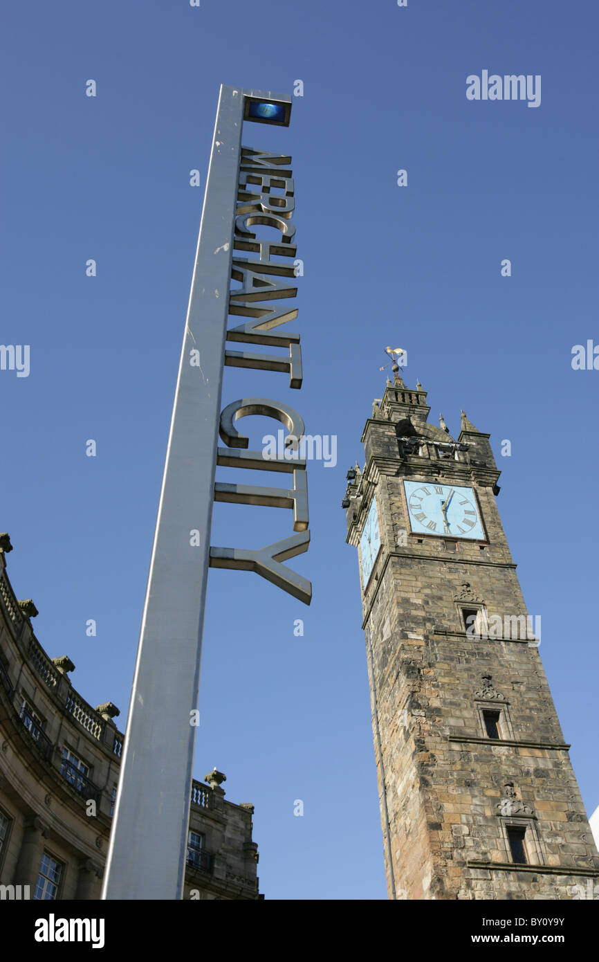 Città di Glasgow, Scozia. Il Merchant City segno a Glasgow Cross con il Tolbooth Steeple in background. Foto Stock