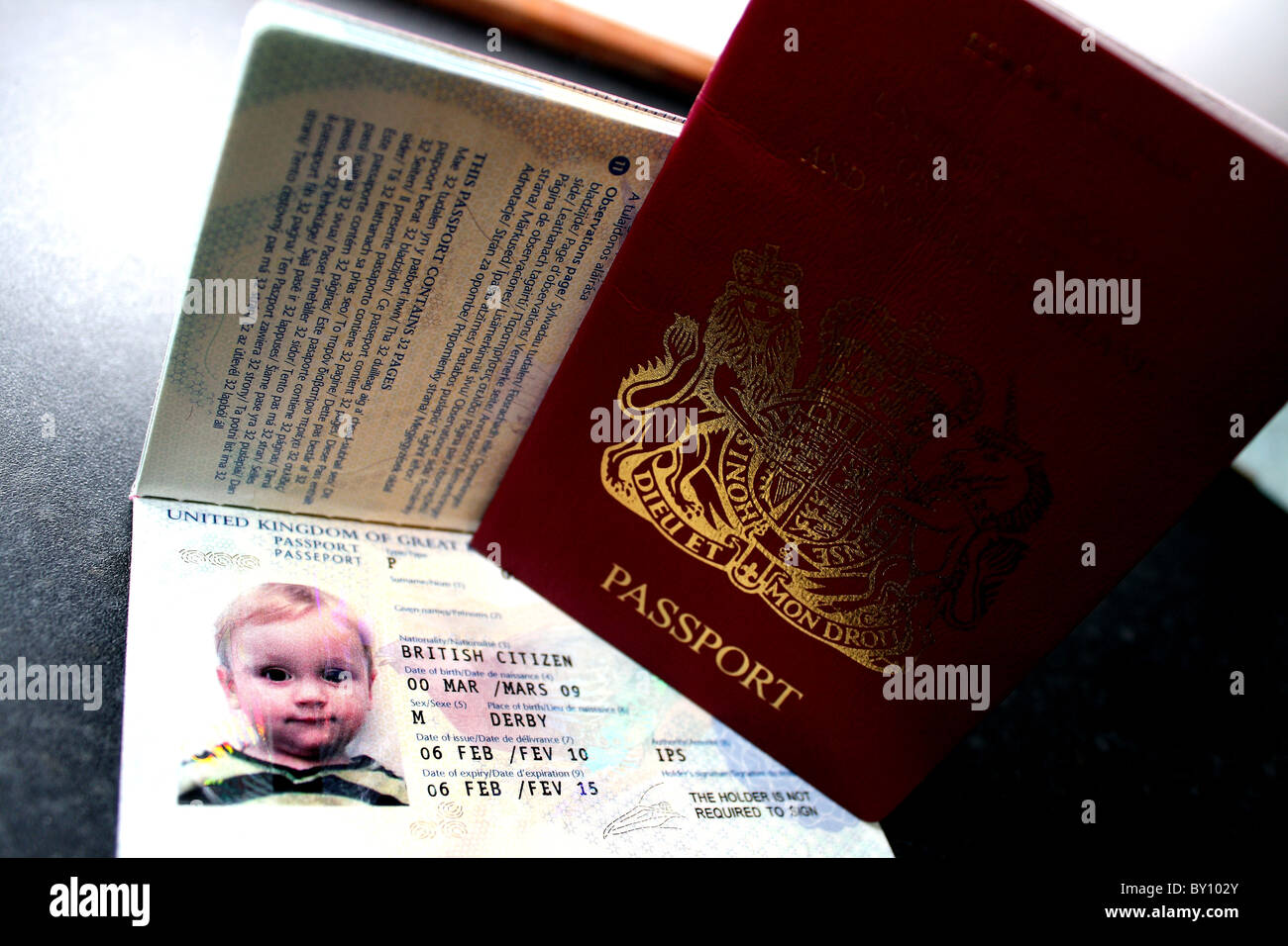 Un REGNO UNITO British childs toddlers nuovo passaporto scheggiate e pronto da utilizzare per i viaggi e la prova di identificazione Foto Stock