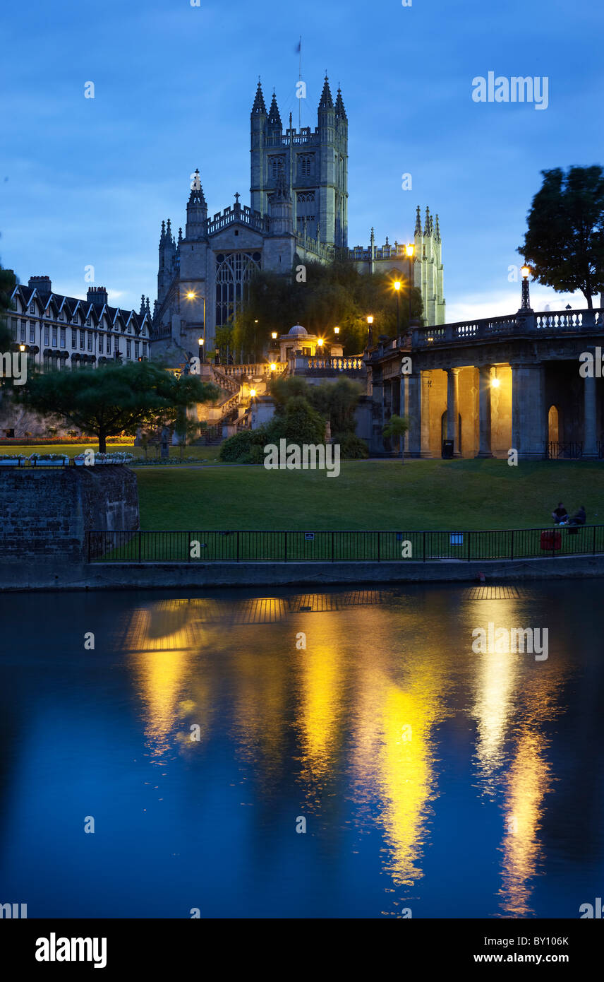 Abbazia di Bath con river, serata shot. Foto Stock