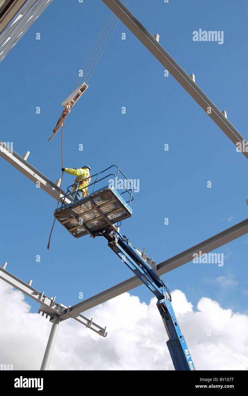 Operaio edile ispezione di travi di acciaio su una piattaforma Foto Stock