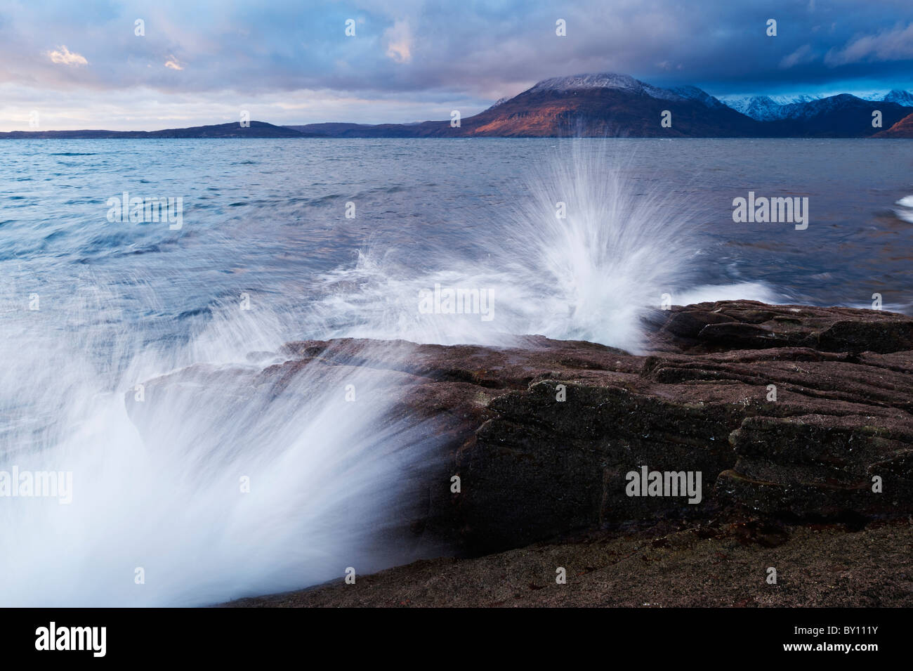 Onde infrangersi sulla costa rocciosa a Elgol, Isola di Skye in Scozia Foto Stock