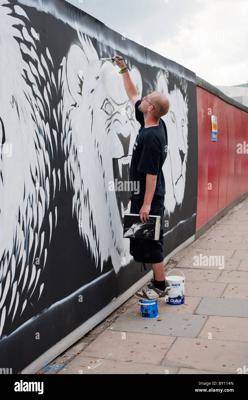 L'uomo dipinto graffiti a Brick Lane,Tower Hamlets,Londra,UK Foto Stock