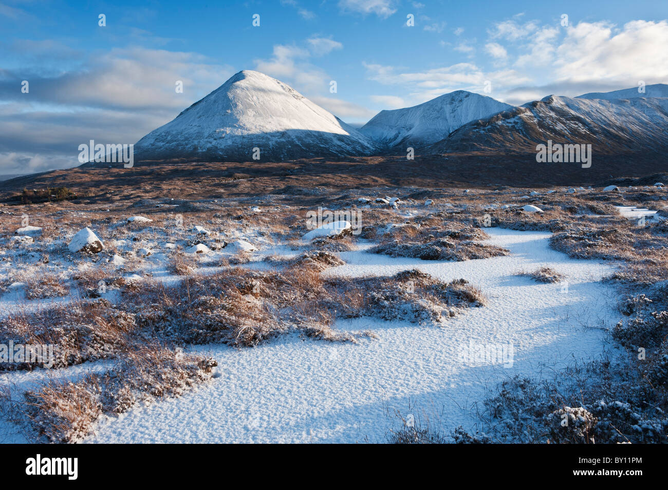 Vista invernale di paesaggi innevati e Red Cuillin Hills, Isola di Skye in Scozia Foto Stock