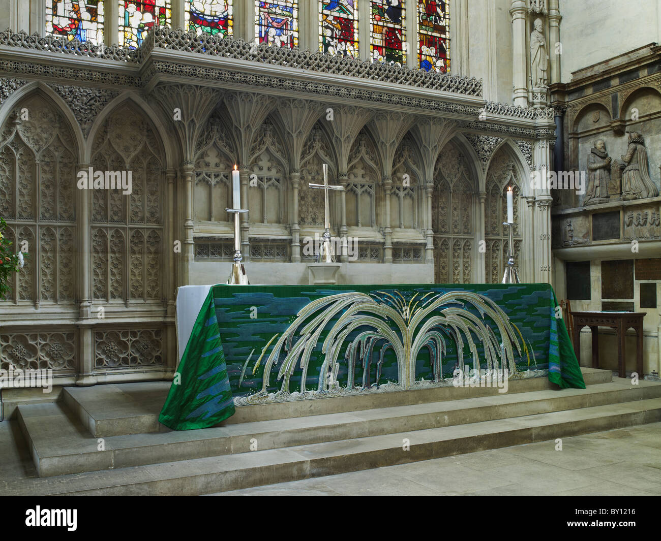 Abbazia di Bath, altare maggiore con frontale che mostra una fontana Foto Stock