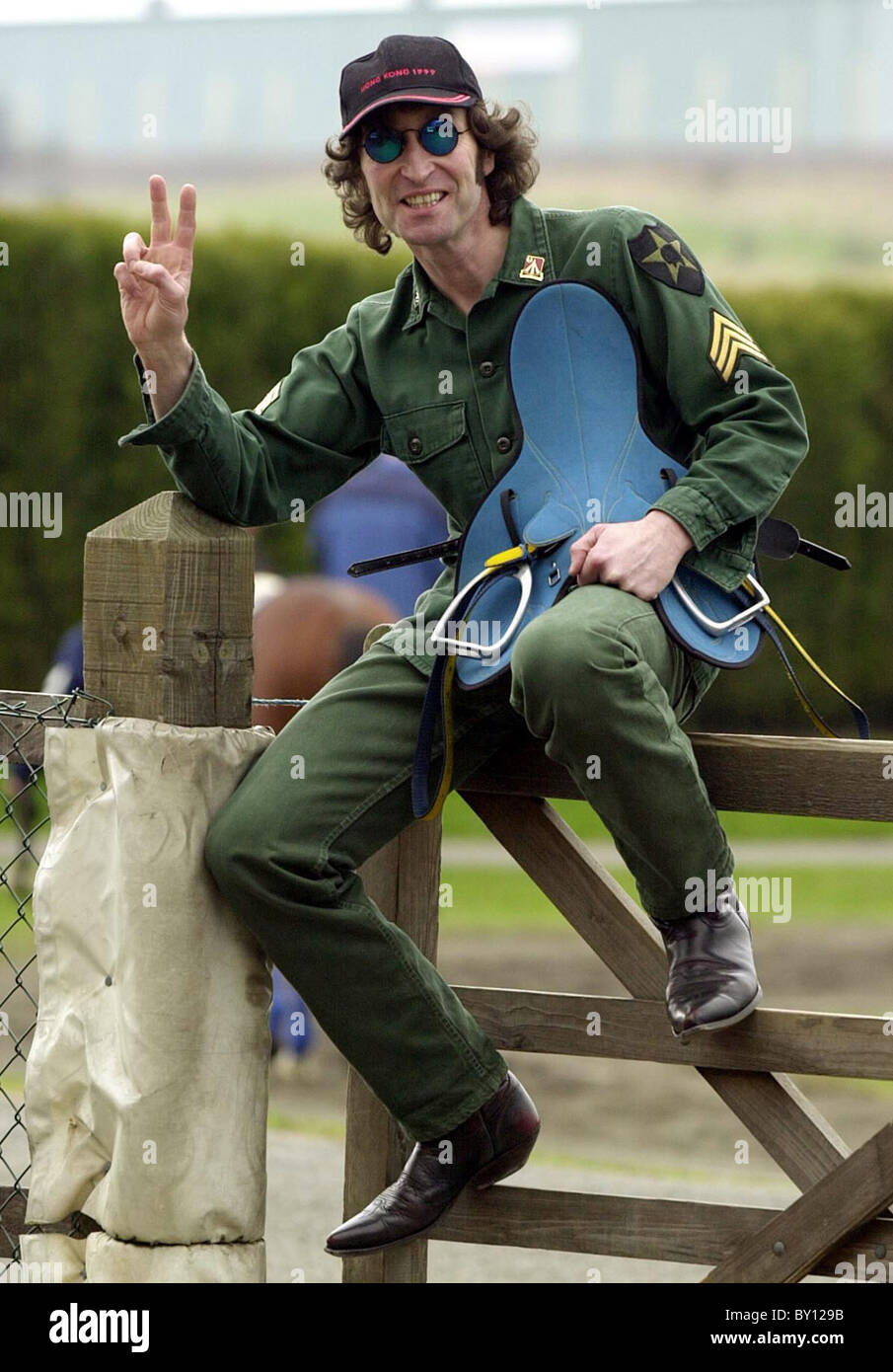 Jockey dilettante Gary Gibson nel suo John Lennon simile a posa al Racecourse Dunstall 1/2/00 Foto Stock