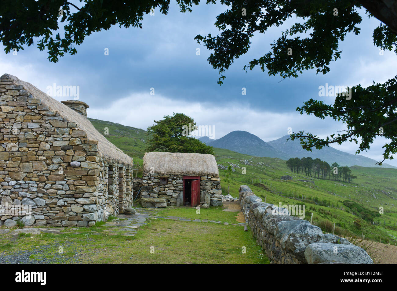 Cottage storico di Dan O'Hara, sfrattati dai britannici e costretti ad emigrare, da dodici Bens montagne, Connemara, Irlanda Foto Stock