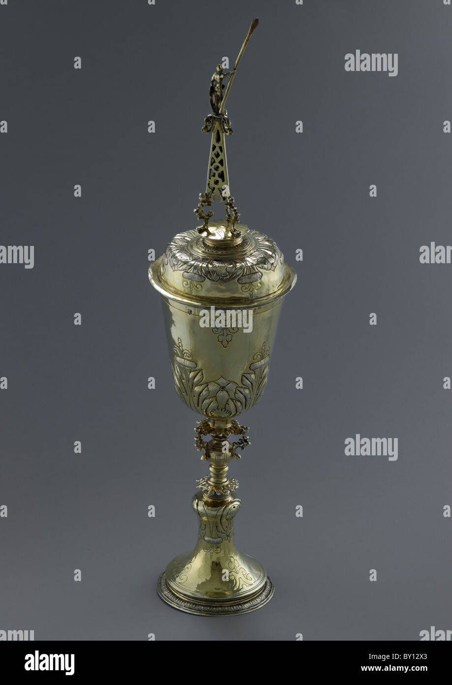 Abbazia di Bath, Somerset, tesoro. Intagliato e decorato del XVI secolo in argento dorato cup Foto Stock
