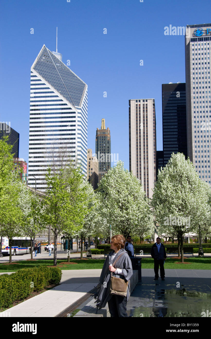 I turisti che visitano il Millennium Park di Chicago, Illinois, Stati Uniti d'America. Foto Stock