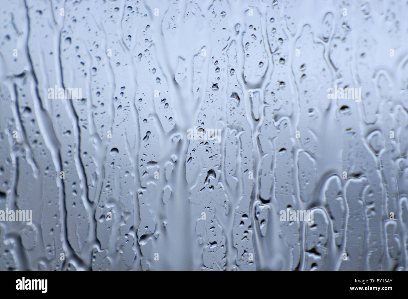 Pioggia battente verso il basso una finestra della cucina Foto Stock