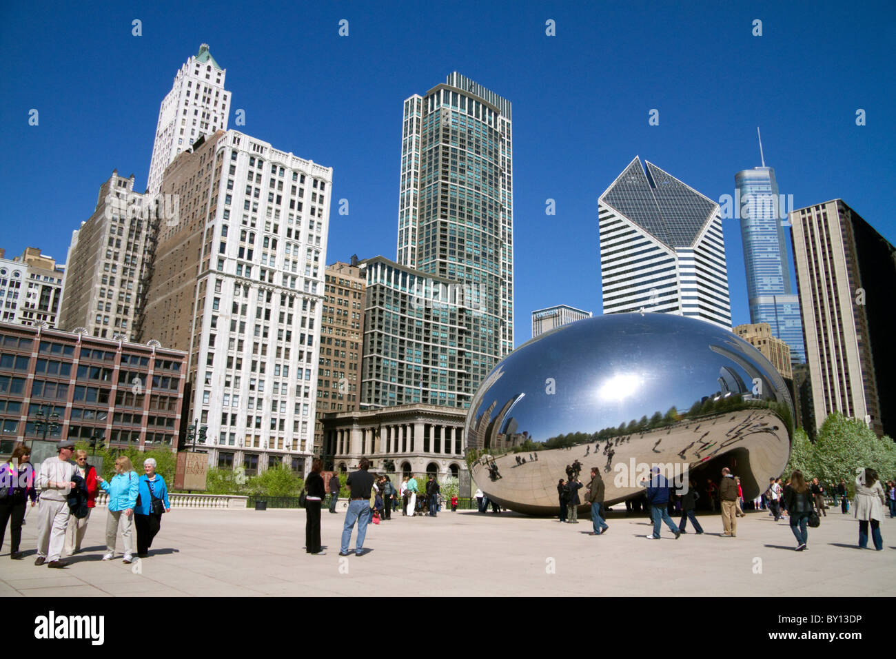 Il Cloud Gate Sculture pubbliche è il fulcro dell'AT&T Plaza in Millennium Park di Chicago, Illinois. Foto Stock