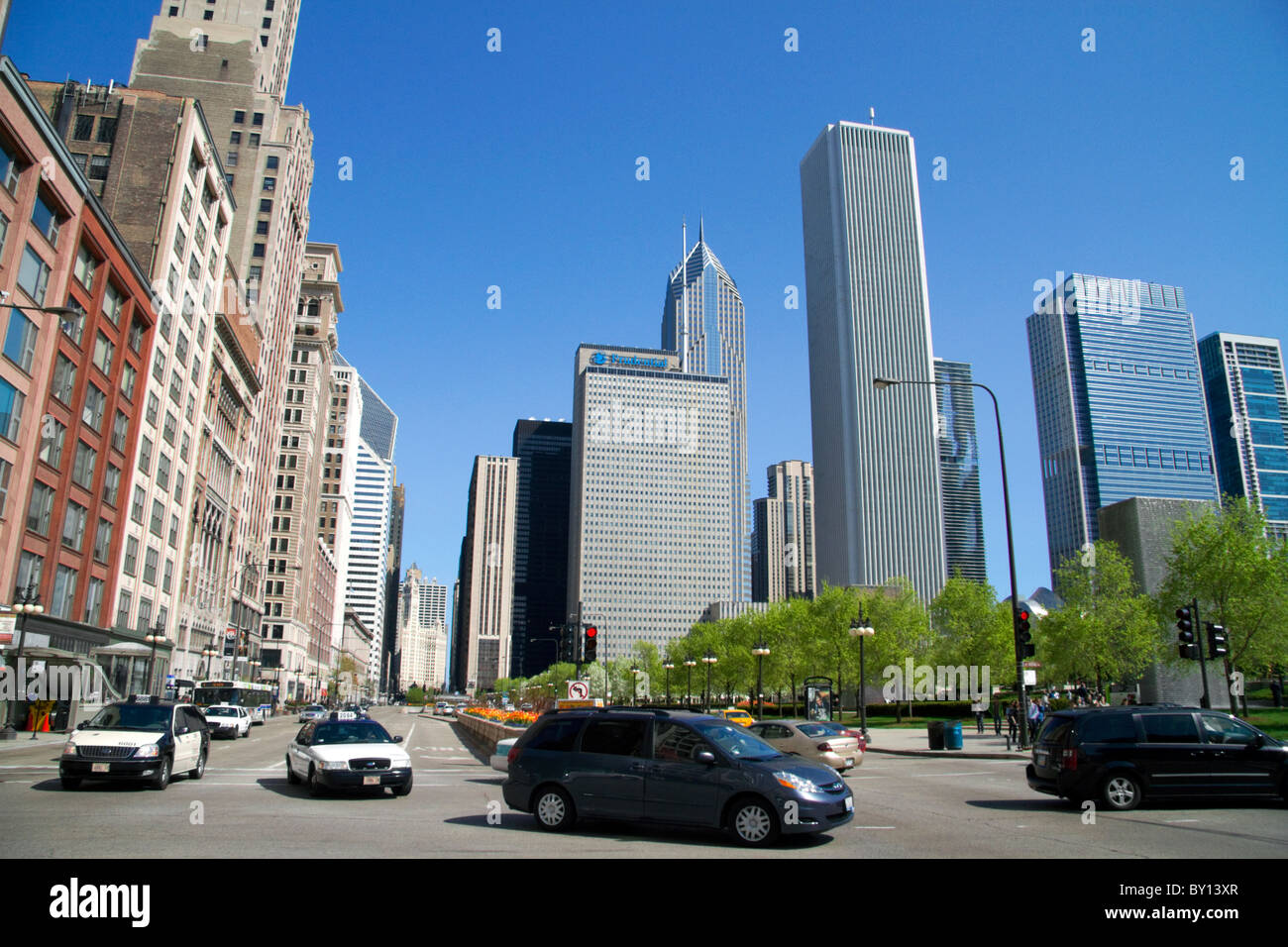 Michigan Avenue guardando a nord a Monroe Drive vicino al Millennium Park di Chicago, Illinois, Stati Uniti d'America. Foto Stock