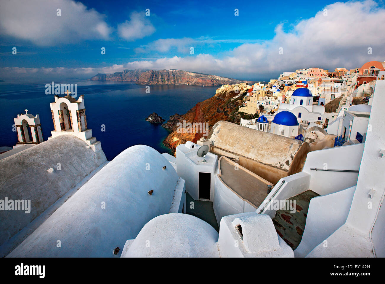 Isola di Santorini, un ampio angolo di visione del pittoresco villaggio di Oia, appesa sopra la caldera. In background, Thirasia isola Foto Stock