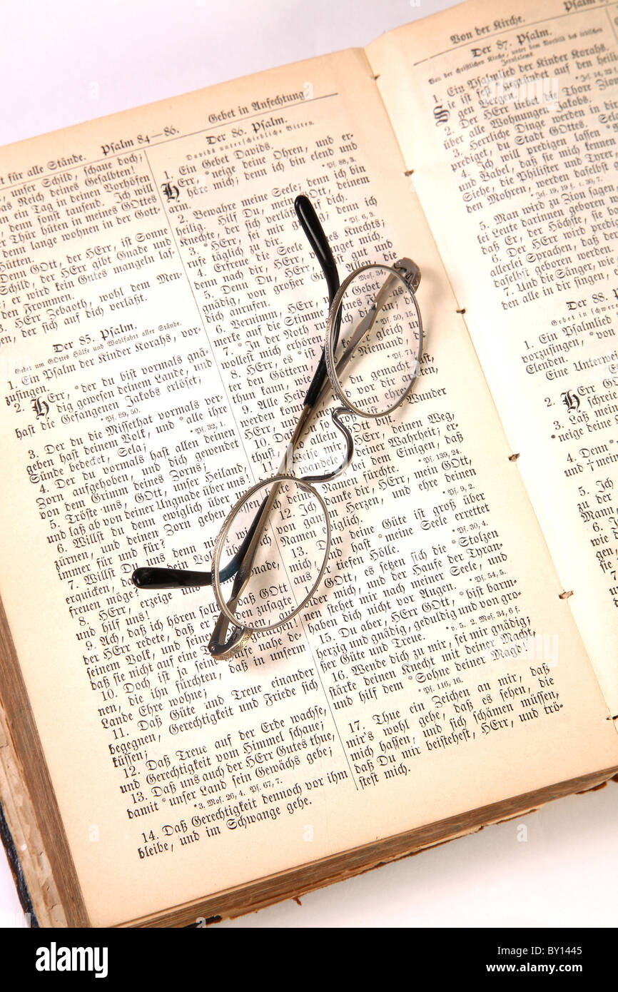 Vecchio libro con gli occhiali da lettura, Berlino, Germania Foto Stock