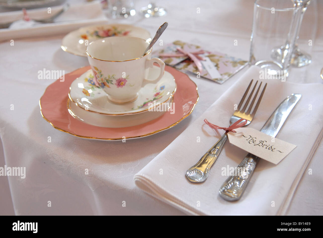 Cina tazza e piattino con argento posate su un tavolo a un ricevimento di nozze Foto Stock