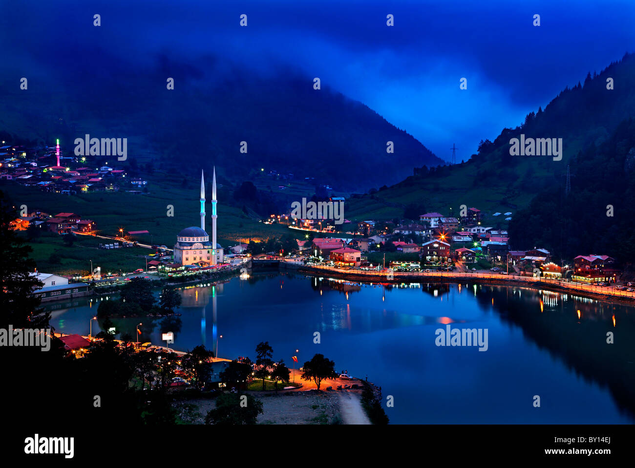 Uzun lago ("Uzungol') in 'blu' ora. Il paesaggio alpino in Trabzon provincia, regione del Mar Nero e la Turchia. Foto Stock