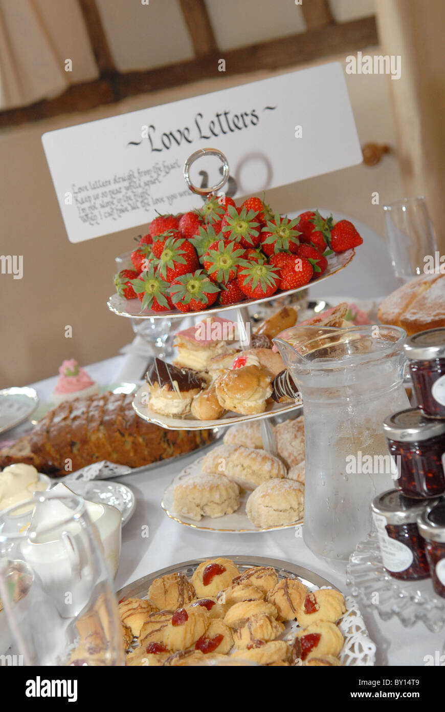Una selezione di dolci fissati per il tè per un ricevimento di matrimonio. Foto Stock