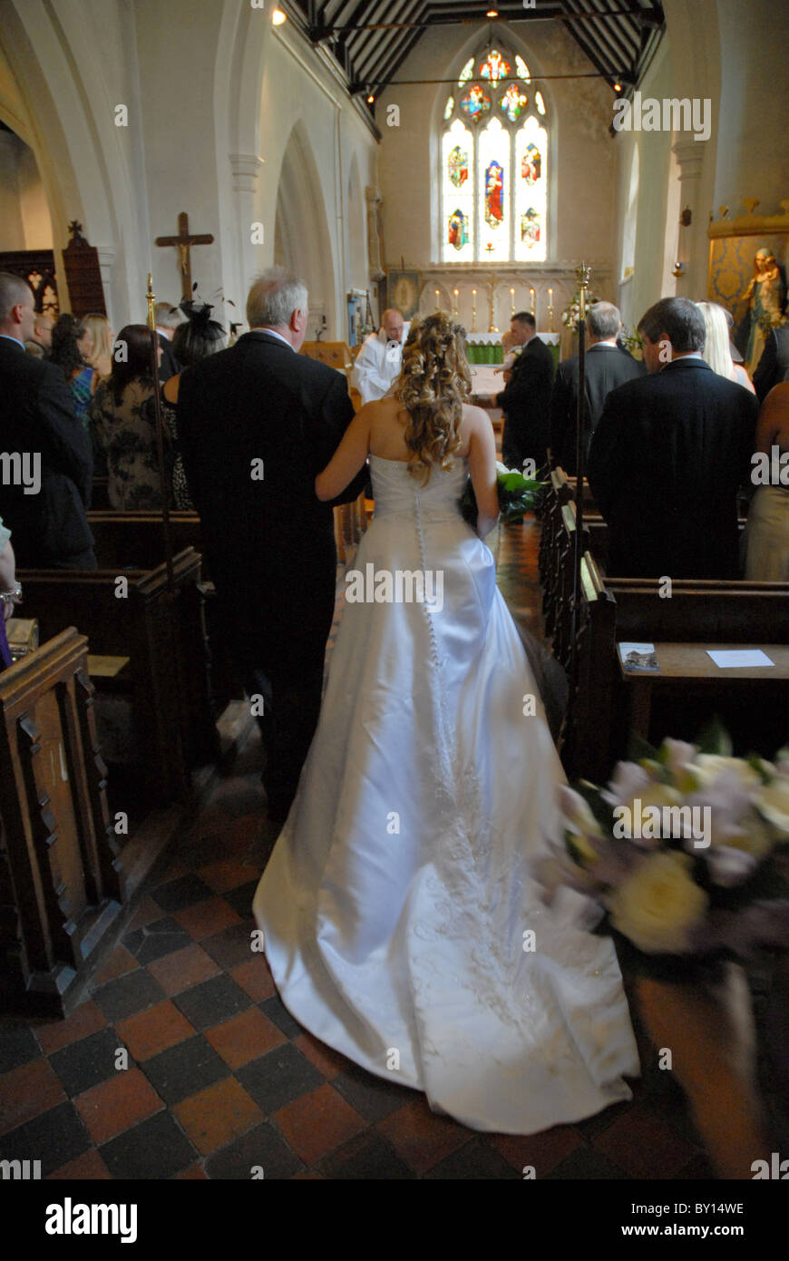 Una sposa in fase di portare giù il corridoio da suo padre Foto Stock