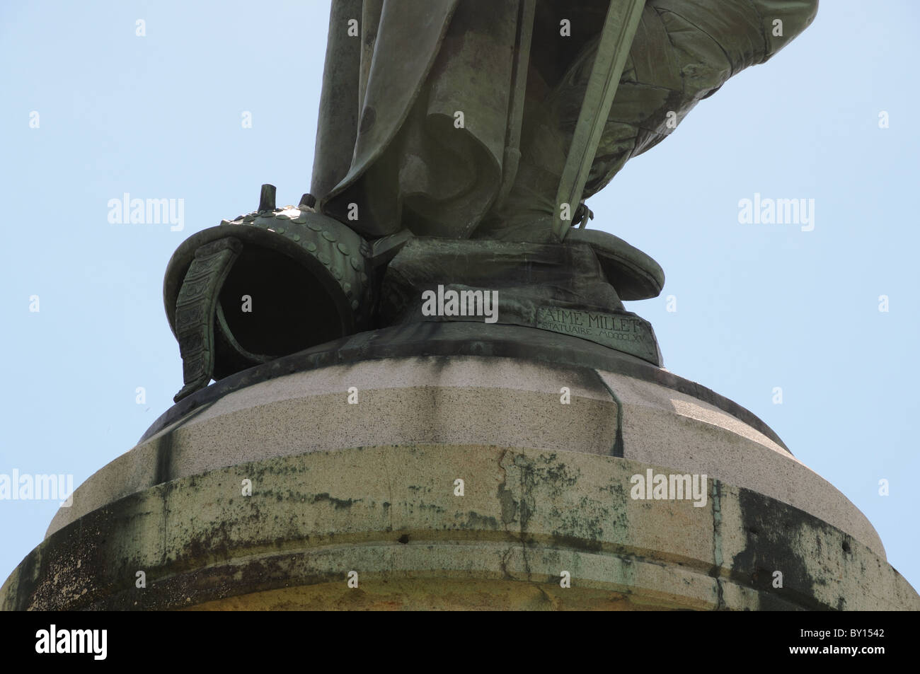 Base della statua monumentale di Vercingetorige di Aime Millet che mostra la sculpor nome del Mont Auxois Alise-Sainte sopra-Reine Francia Foto Stock