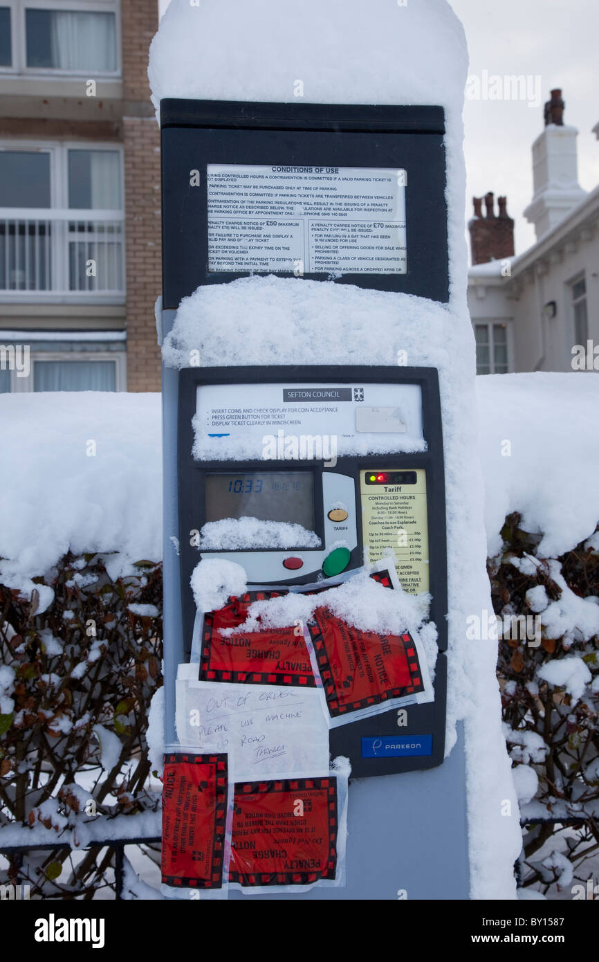 10.33 am fuori ordine, distributori automatici di biglietti parcheggio macchina, coperto di rosso gli avvisi di pena, Southport, Merseyside, Regno Unito Foto Stock