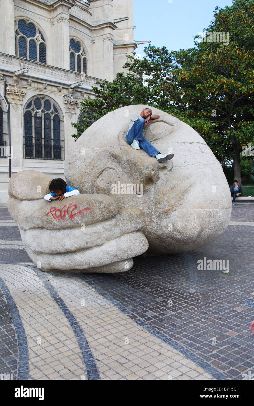 Grande testa di pietra con i bimbi vicino alla chiesa di Saint-Eustache Parigi Francia Foto Stock