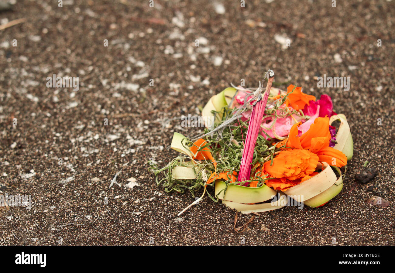 Offrendo agli dèi sulla spiaggia di Bali Foto Stock Offrendo agli dèi sulla spiaggia di Bali Foto Stock