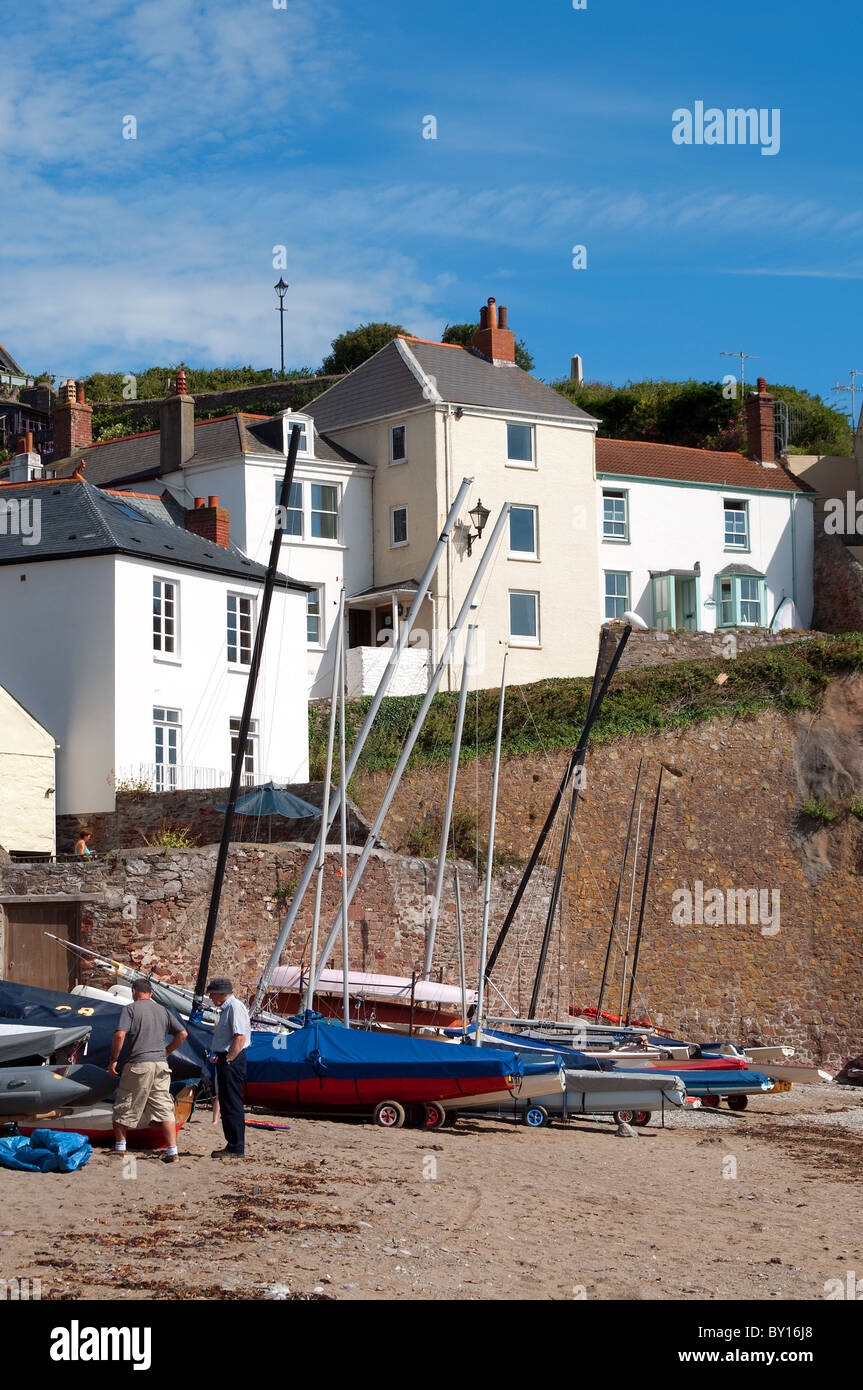 Barche ormeggiate sulla piccola spiaggia a Cawsand in Cornwall, Regno Unito Foto Stock