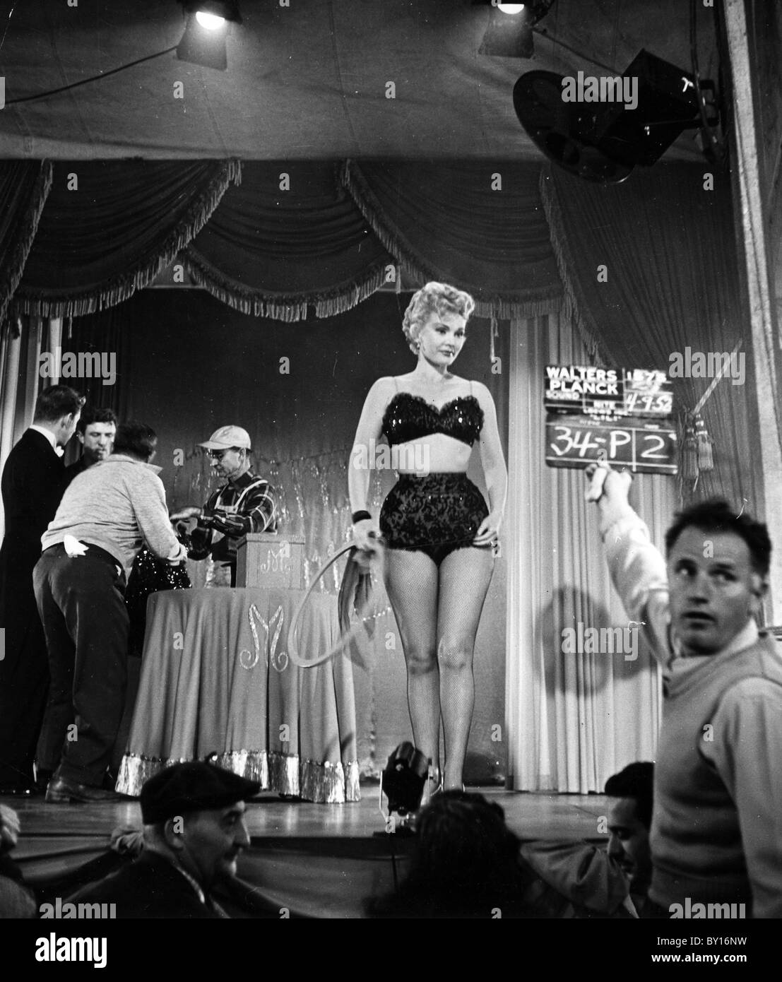 ZSA ZSA GABOR Hungarian-American attrice durante le riprese di tre anelli Circus nel 1954 Foto Stock