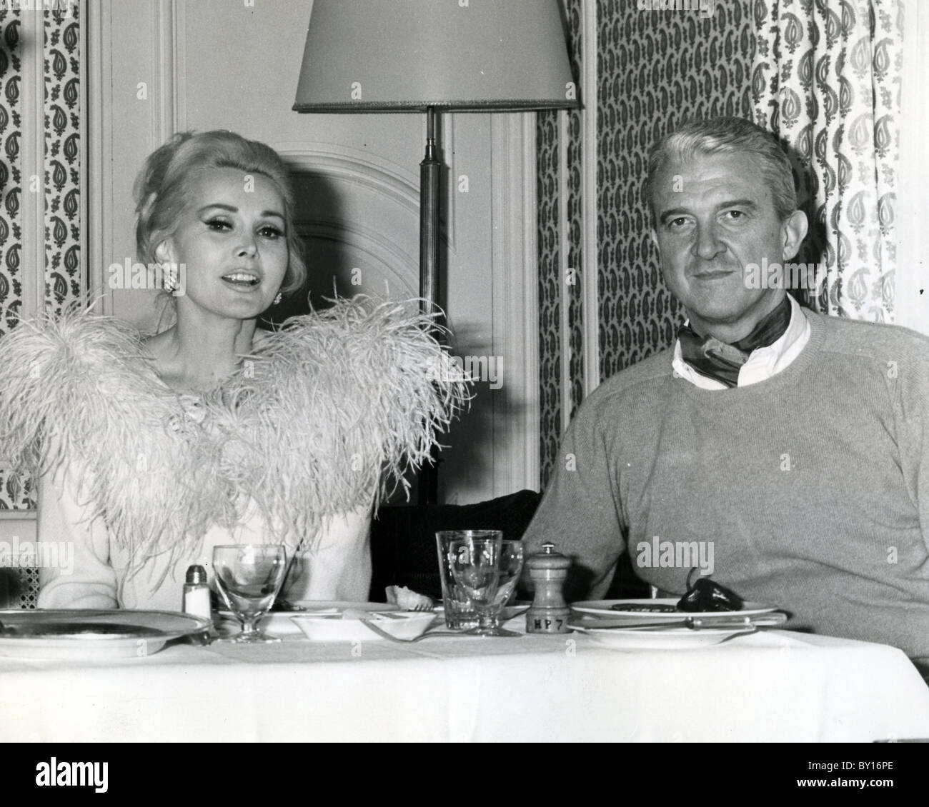 ZSA ZSA GABOR Hungarian-American film, TV e stadio attrice con il suo quinto marito Joshua S società Cosden (sposato 1966-67) Foto Stock