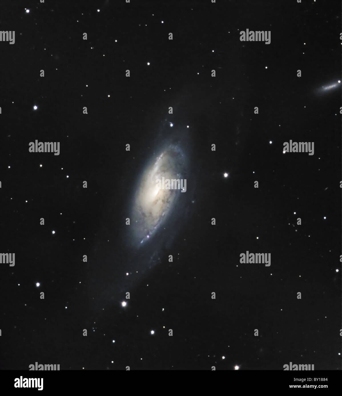 Immagine telescopica della galassia a spirale, Messier 106. Foto Stock