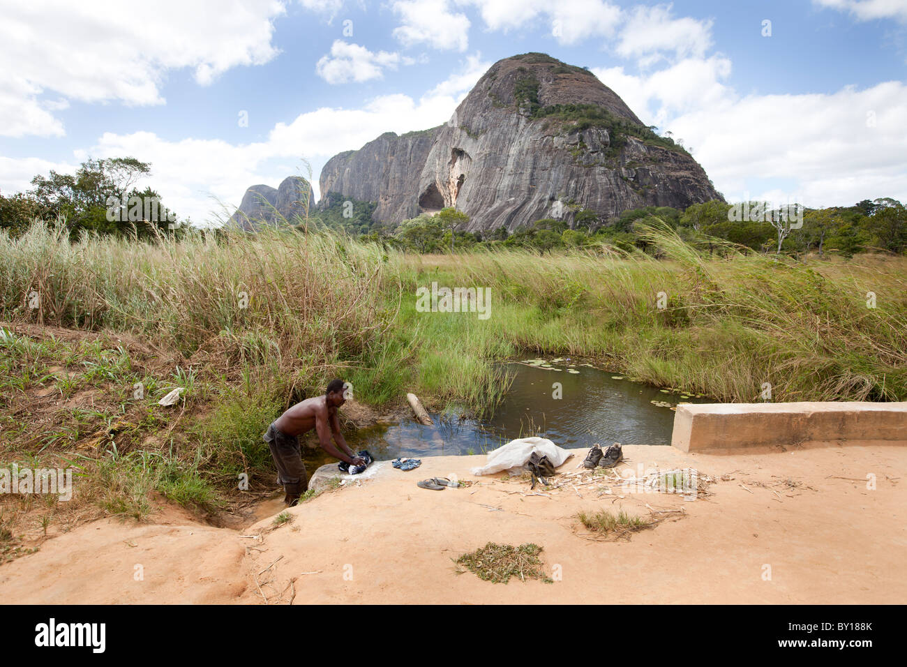 MECEBURI, vicino a Nampula, Mozambico, Maggio 2010: il bucato in un flusso dal ciglio della strada. Foto Stock
