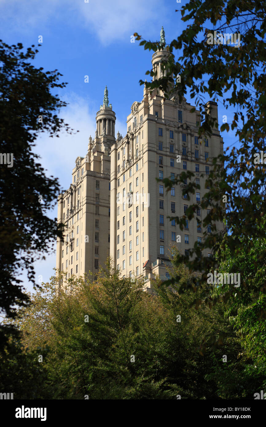 Edificio alto vicino al Central Park di New York City, Stati Uniti d'America Foto Stock