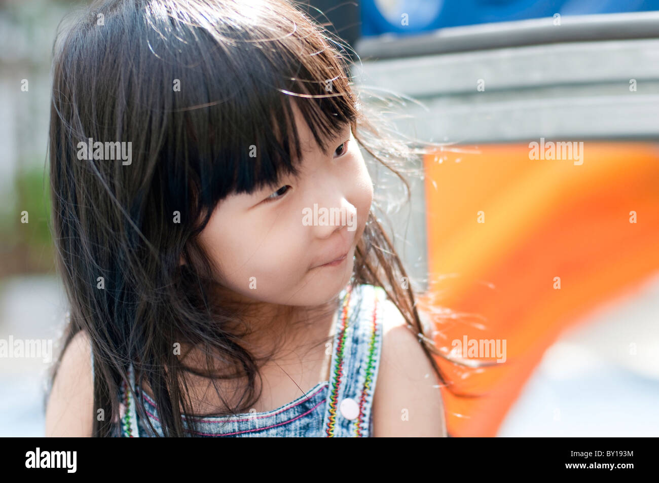 Candide momento di poco ragazza asiatica divertirsi nel parco giochi. Foto Stock