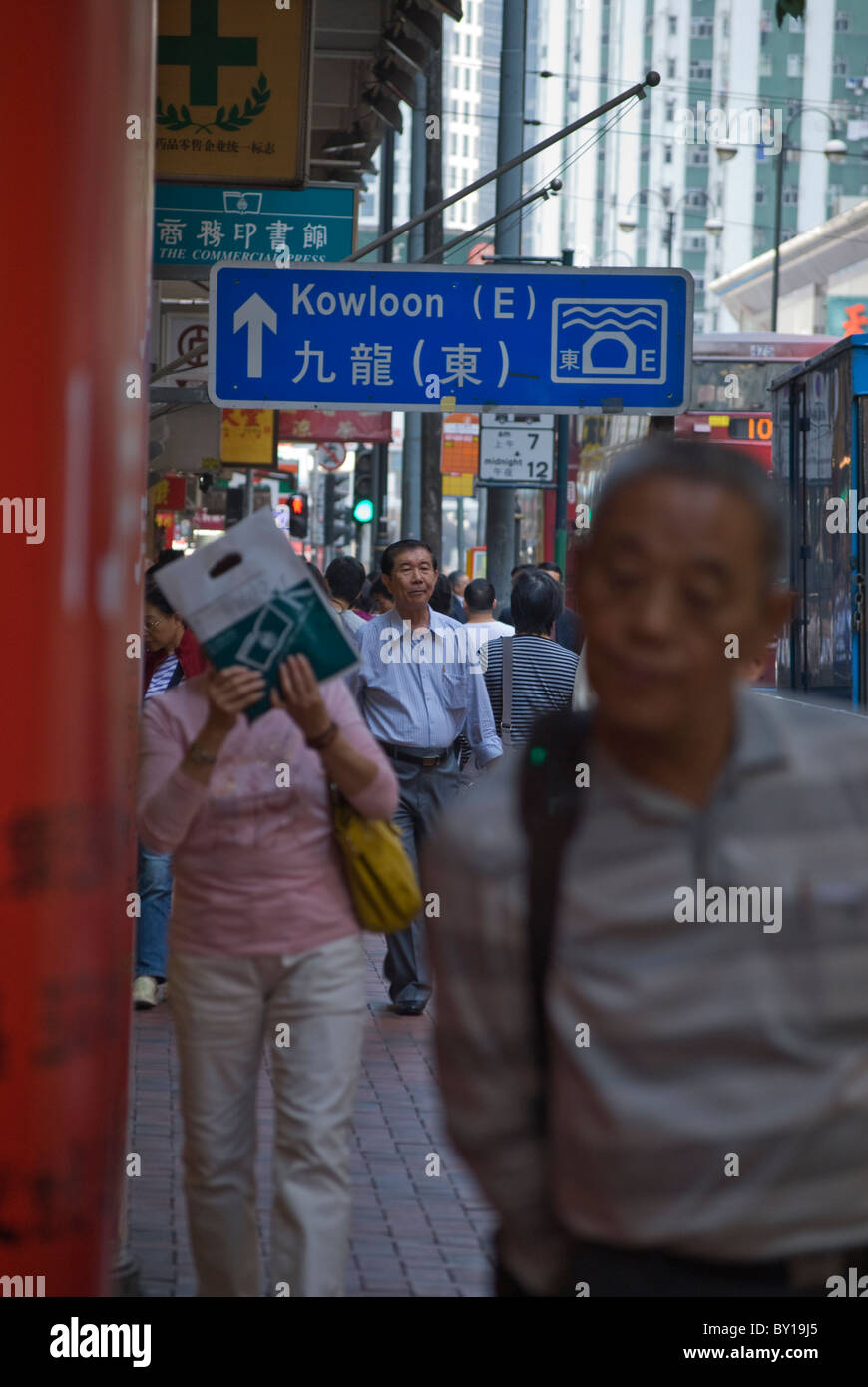Segno iniziale su una strada trafficata di Hong Kong. Foto Stock