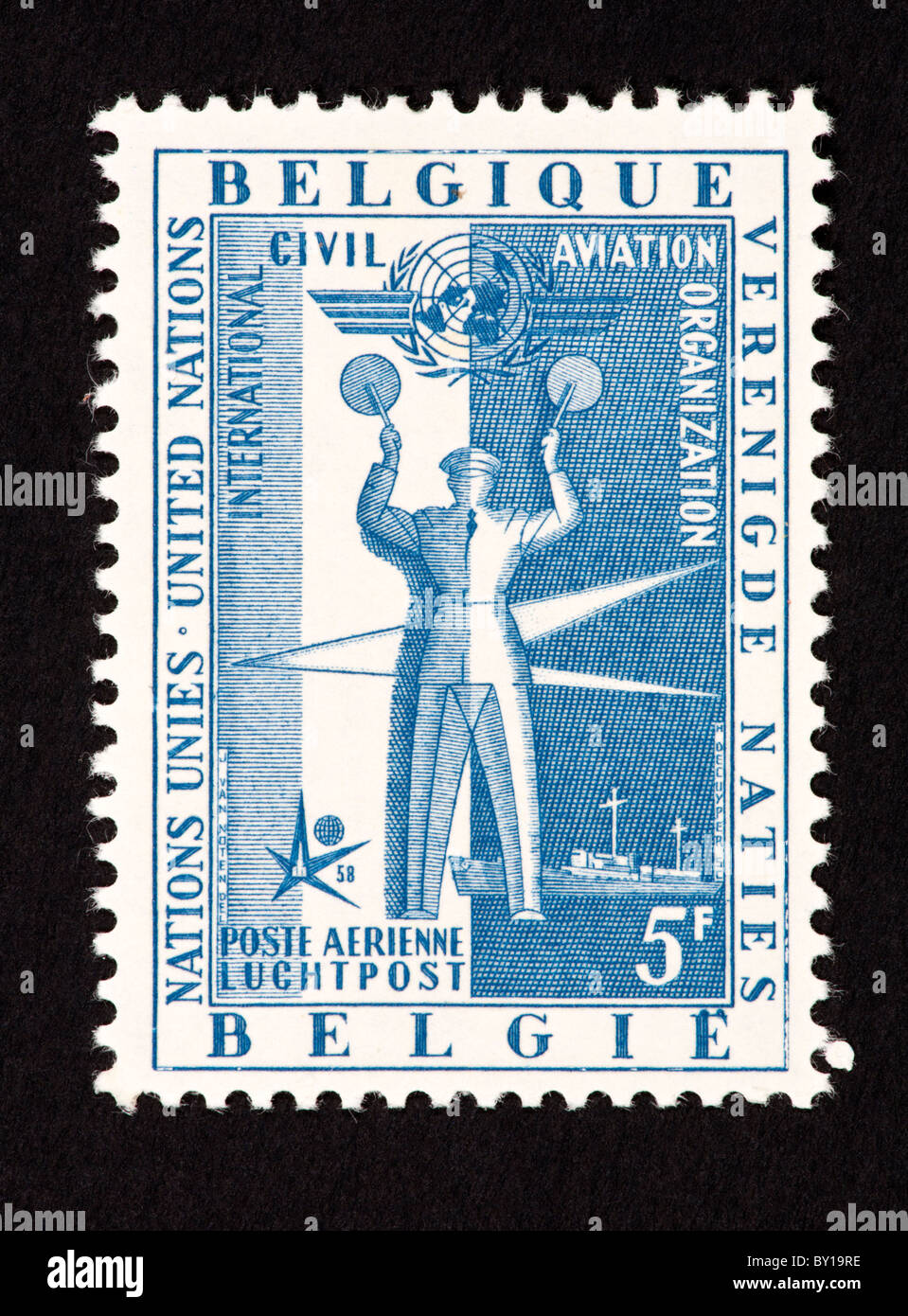 Francobollo dal Belgio in onore delle Nazioni Unite e dell'Organizzazione internazionale dell'aviazione civile Foto Stock