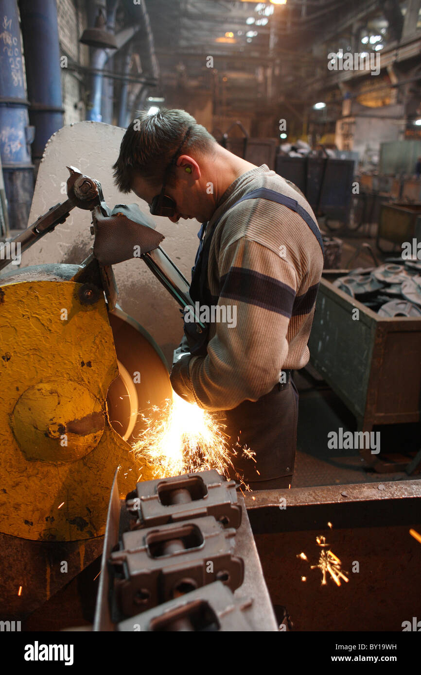 Un saldatore presso la società Ferrex Sp. z o.o., Poznan, Polonia Foto Stock