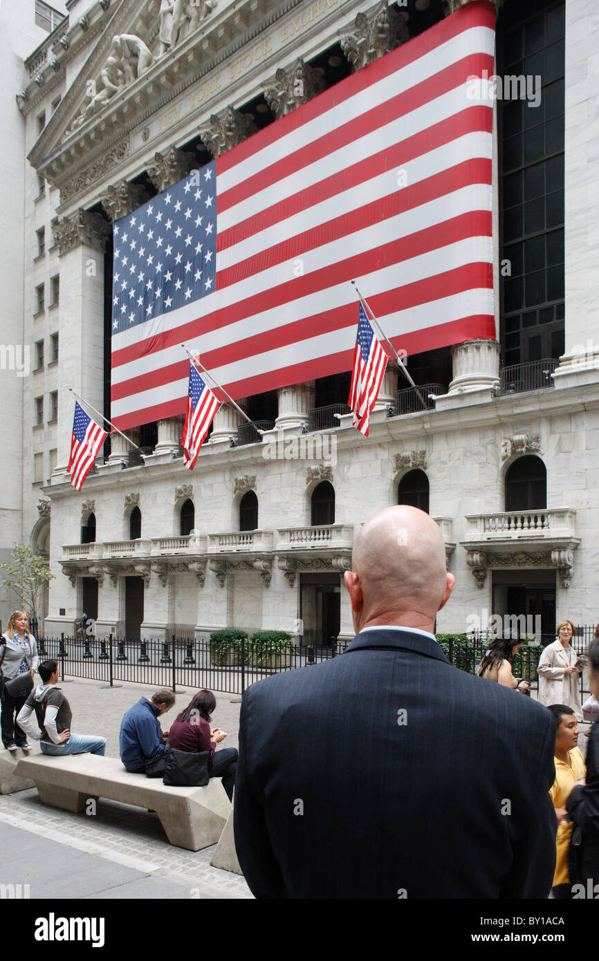 Persone nella parte anteriore del NYSE, New York City, Stati Uniti d'America Foto Stock