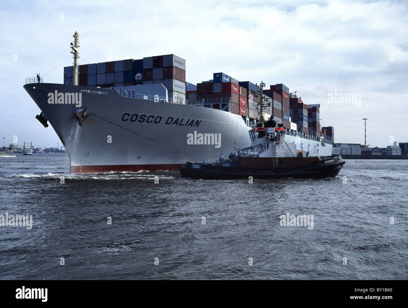La nave portacontainer 'Cosco Dalian' essendo spostata per attraccare a CTT Container Terminal Tollerort dal rimorchiatore "Bugsier 21', Amburgo. Foto Stock