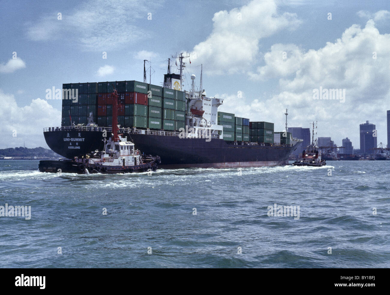 La nave portacontainer "Uni" al vertice della linea Evergreen in avvicinamento al porto di Singapore. Foto Stock