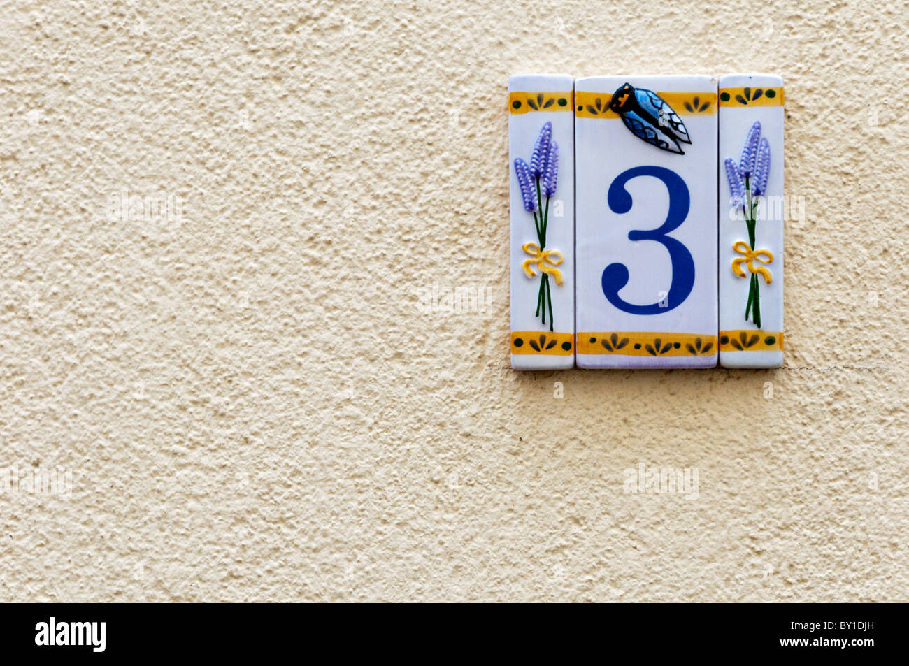 Un Porcellane decorative numero 3 su una casa in Francia. Foto Stock