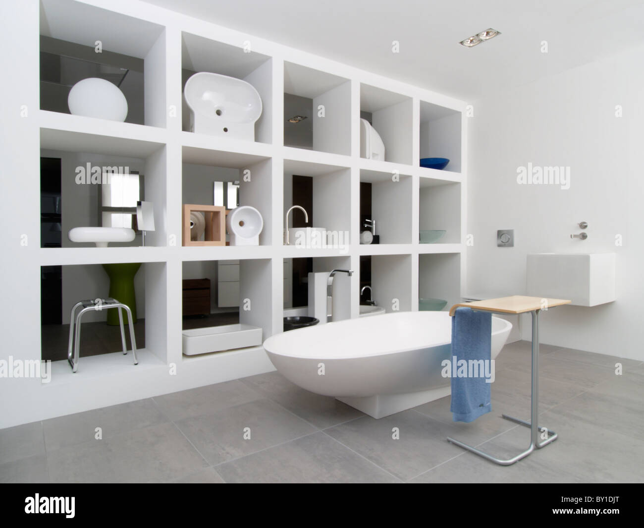 Negozio interno con bagno design attrezzature e arredi, free e permanente moderno bagno bianco Foto Stock