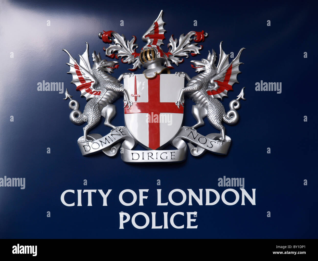 City of London Police emblema su sfondo blu scuro girato a Barbican torri domine dirige nn. Dio ci guida Foto Stock